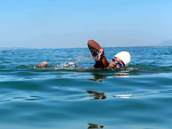 বাংলা চ্যানেল পাড়ি দিলেন পু‌লিশ কর্মকর্তা মিশু বিশ্বাস