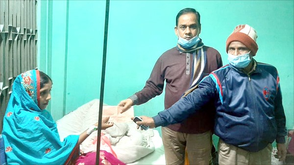 অসুস্থ নারীর পাশে চাঁপাইনবাবগঞ্জের শিবগঞ্জ উপজেলার চককীর্তি ইউনিয়ন চেয়ারম্যান প্রার্থী আনু মিঞা