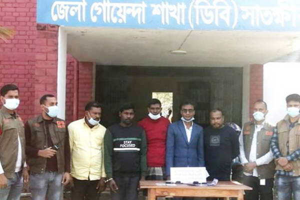 ভারতীয় কর্মকর্তার পরিচয়ে প্রতারণা ইউপি সদস্যসহ গ্রেফতার ৫