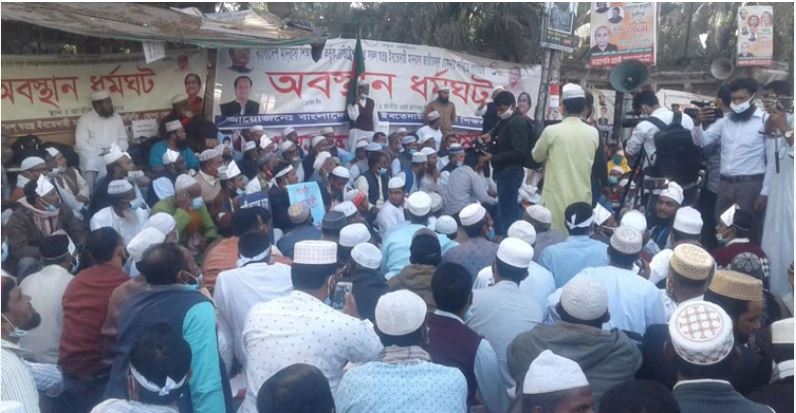 ১৫ দিনের মতো অবস্থান ধর্মঘট পালন করছে বাংলাদেশ স্বতন্ত্র মাদরাসা শিক্ষক সমিতি