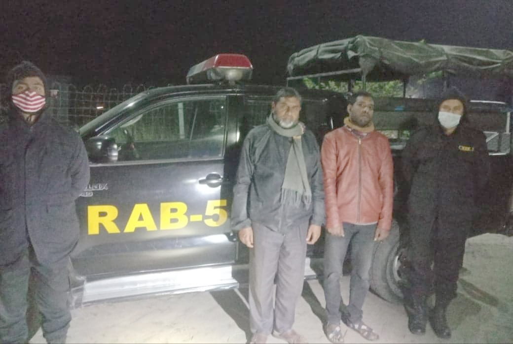 চাঁপাইনবাবগঞ্জের শিবগঞ্জে অস্ত্র ও গুলি সহ ১ যুবককে আটক করেছে র্র‌্যাব