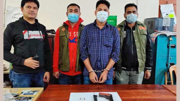 অস্ত্রসহ ১৮ মামলার আসামি গ্রেপ্তার