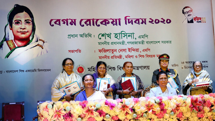 পাঁচ বিশিষ্ট ব্যক্তির হাতে রোকেয়া পদক তুলে দিলেন প্রধানমন্ত্রী