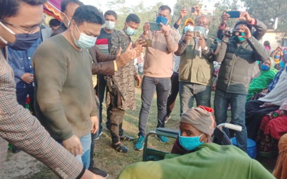 চাঁপাইনবাবগঞ্জের রহনপুরে শীর্তাতদের মাঝে এসভ্যানটেক্স এশিয়া লিমিটেডের কম্বল ও মাস্ক বিতরণ