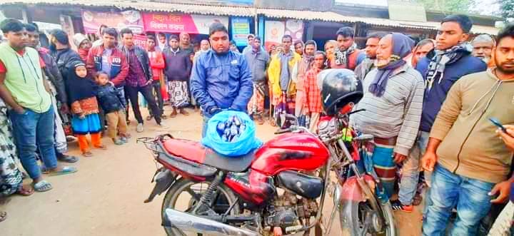 চাঁপাইনবাবগঞ্জের নাচোলে ফেনসিডিল ও মটরসাইকেলসহ আটক-১