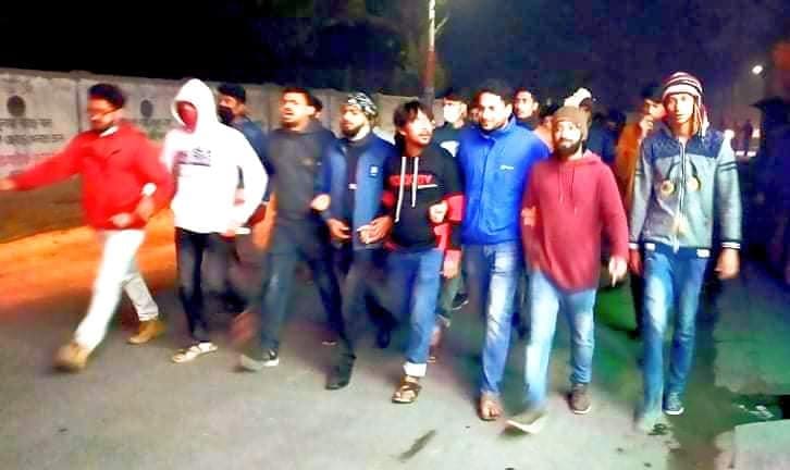 বঙ্গবন্ধুর ভাস্কর্য ভেঙে ফেলায় চাঁপাইনবাবগঞ্জে জেলা ছাত্রলীগের সহ-সভাপতির নেতৃত্বে বিক্ষোভ