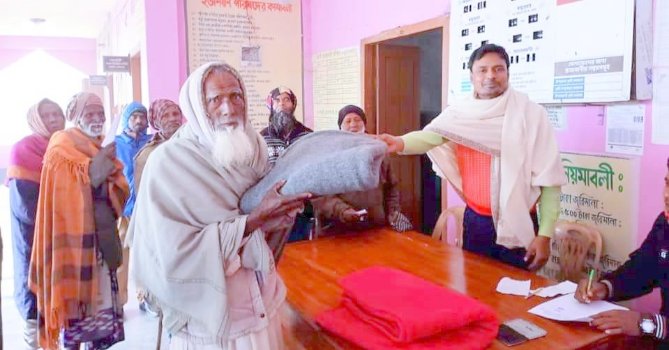 চাঁপাইনবাবগঞ্জর নাচোলে ত্রাণ ও দুর্যোগ মন্ত্রণালয়ের পক্ষ থেকে শীতার্থদের মাঝে কম্বল বিতরণ