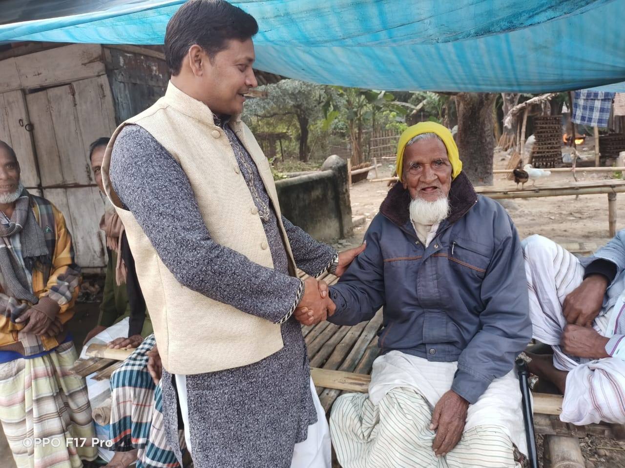 চাঁপাইনবাবগঞ্জের শিবগঞ্জে উন্নয়নের বার্তা নিয়ে চেয়ারম্যান প্রার্থীর গণসংযোগ