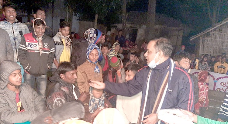 পদ্মা সেতু দৃশ্যমান হওয়ায় চাঁপাইনবাবগঞ্জের শিবগঞ্জে আনন্দ মিছিল-মিষ্টি বিতরণ