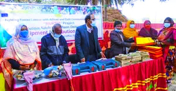 নাচোলে ক্ষুদ্র নৃতাত্তিক জনগোষ্ঠীর বিভিন্ন ট্রেডে প্রশিক্ষিতদের মাঝে উপকরণ বিতরণ