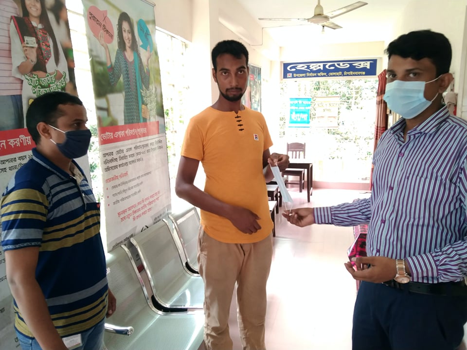 চাঁপাইনবাবগঞ্জের ভোলাহাটের নির্বাচন অফিসে বেড়েছে সেবার মান