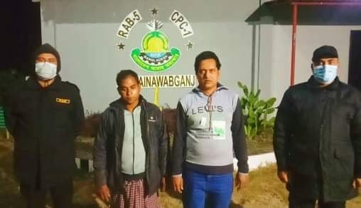 চাঁপাইনবাবগঞ্জের দূর্গাপুরে ৩ কেজি ৫০০ গ্রাম গাঁজাসহ ২ জনকে গ্রেপ্তার করেছে র‌্যাব