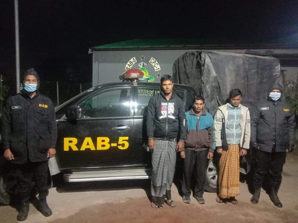 চাঁপাইনবাবগঞ্জে র‌্যাবের অভিযানে ফেনসিডিলসহ গ্রেপ্তার৩