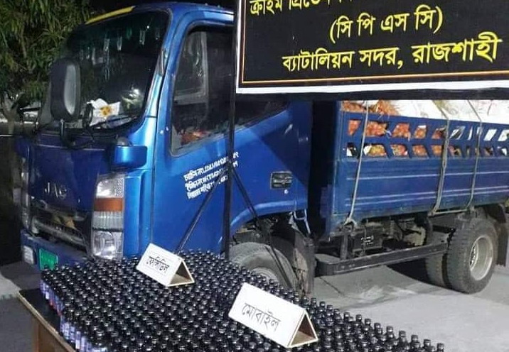 রাজশাহী ও চাঁপাইনবাবগঞ্জে পৃথক দুটি অভিযানে ৯৯২ বোতল ফেনসিডিল সহ ৫ শীর্ষ মাদক ব্যবসায়ী আটক