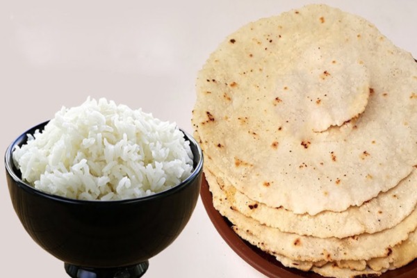 রাতে ভাত না রুটি? কোনটা খাওয়া উচিৎ?