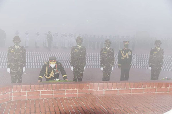 জাতীয় স্মৃতিসৌধে রাষ্ট্রপতি ও প্রধানমন্ত্রীর পক্ষে শ্রদ্ধা নিবেদন