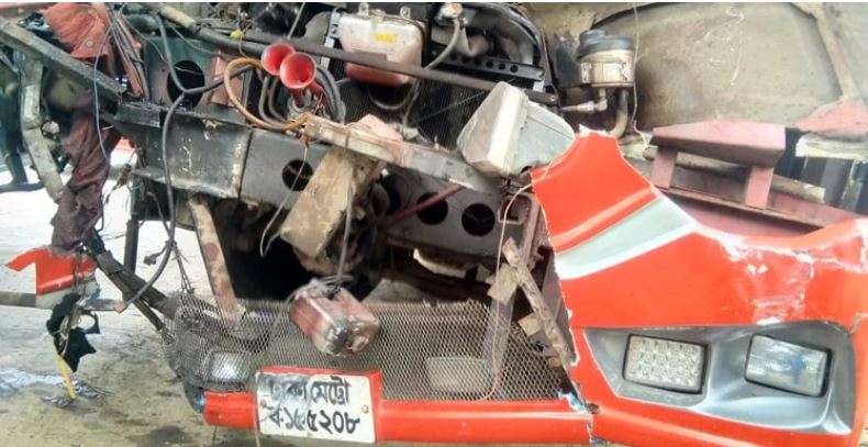 নাটোরে বাসের সঙ্গে সংঘর্ষে লরি চালকের মৃত্যু
