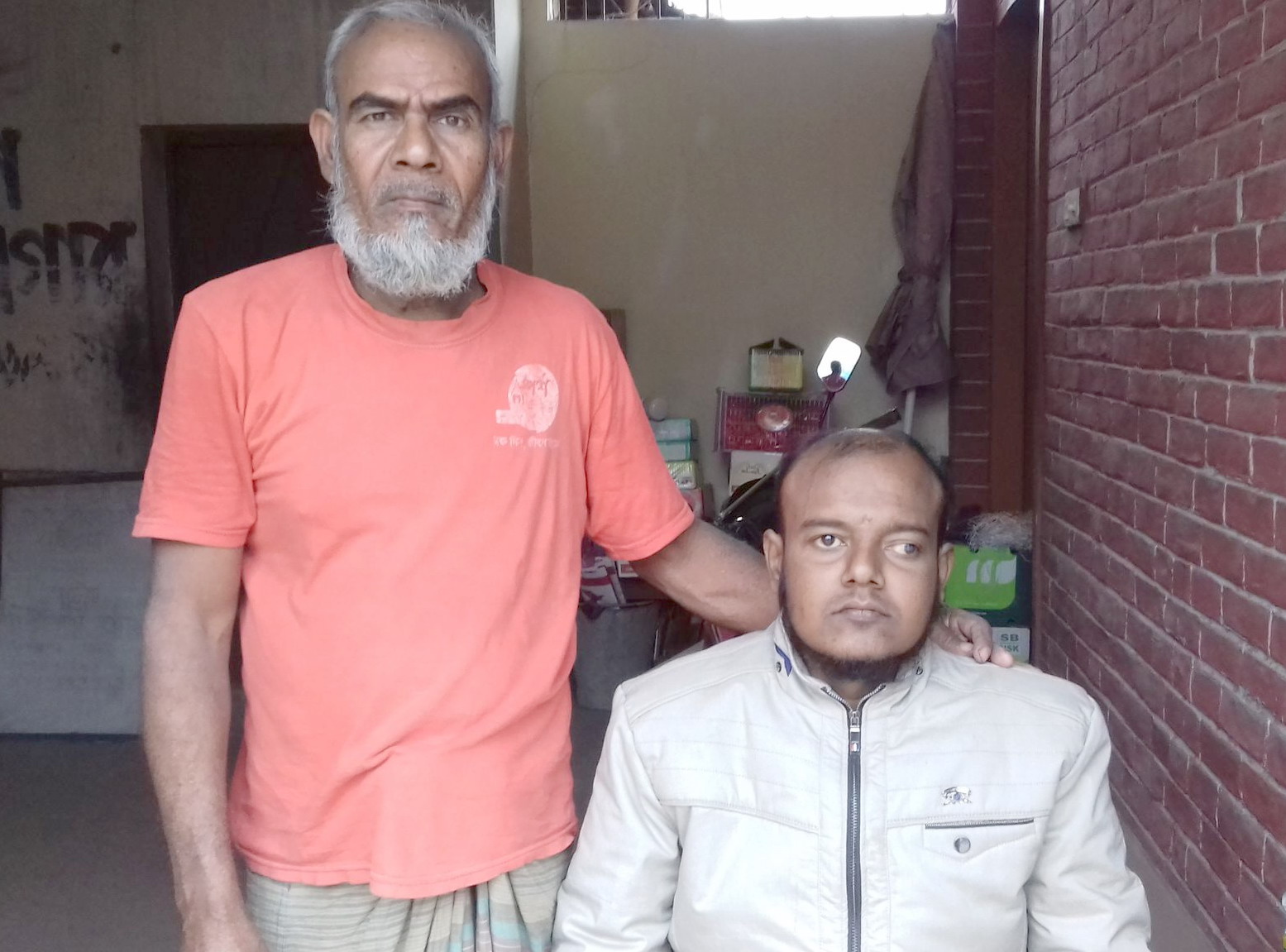 চাঁপাইনবাবগঞ্জে ছেলেকে বাঁচাতে বাবার আকুতি