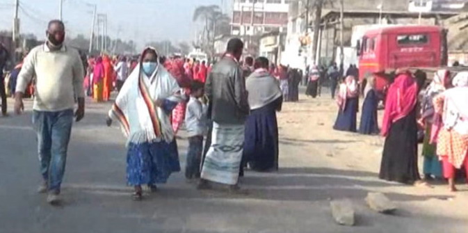 গাজীপুরে পোশাক শ্রমিকদের সড়ক অবরোধ, দীর্ঘ যানজট