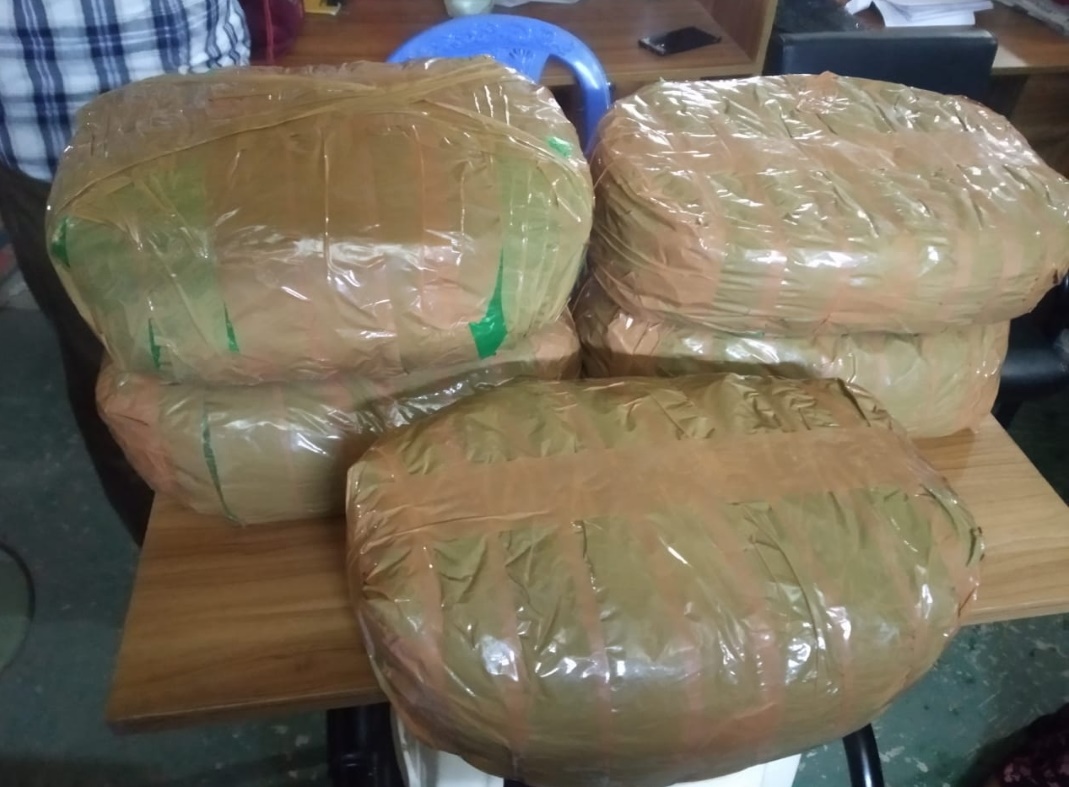 ১০ কেজি গাঁজাসহ এক মাদক ব্যবসায়ী গ্রেপ্তার