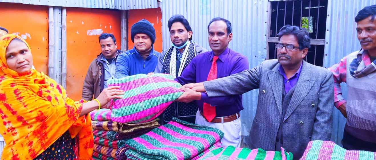 নাচোল জনকল্যাণ পরিষদের উদ্যোগে শীতার্তদের মাঝে কম্বল বিতরণ