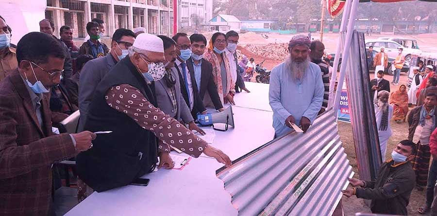 জামালপুরে অগ্নিকাণ্ডে ক্ষতিগ্রস্তরা পেল ঢেউটিন নগদ অর্থ, প্রতিবন্ধীরা হুইলচেয়ার