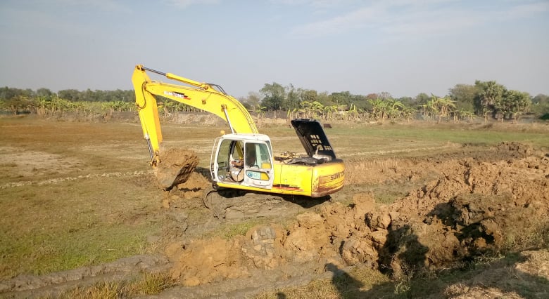 রাজশাহীর তানোরে প্রশাসনকে বৃদ্ধাঙ্গুলী প্রদর্শন করে রাতে পুকুর খনন !