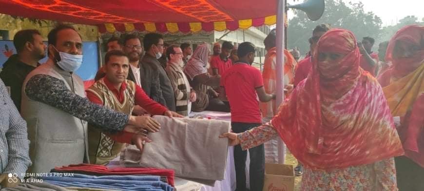 চাঁপাইনবাবগঞ্জে বালিয়াডাঙ্গা হেল্পলাইনের উদ্যোগে শীতবস্ত্র বিতরণ