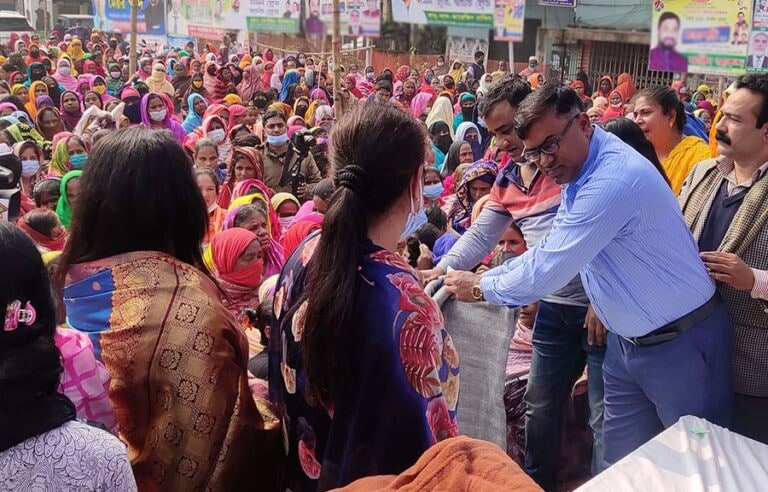 জামালপুরে ১৫০০ শীতার্ত নারীকে কম্বল দিলেন আওয়ামী লীগ নেতা ছানোয়ার হোসেন