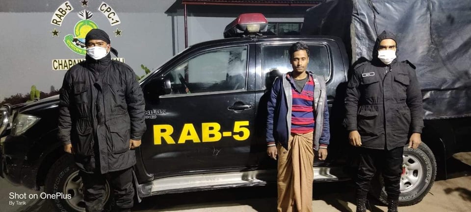 চাঁপাইনবাবগঞ্জের শিবগঞ্জে র‍্যাবের অভিযানে ফেনসিডিলসহ গ্রেফতার ১