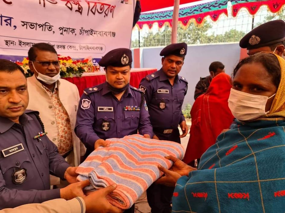 চাঁপাইনবাবগঞ্জের এসপি আবদুর রকিব’র শীতবস্ত্র বিতরণ