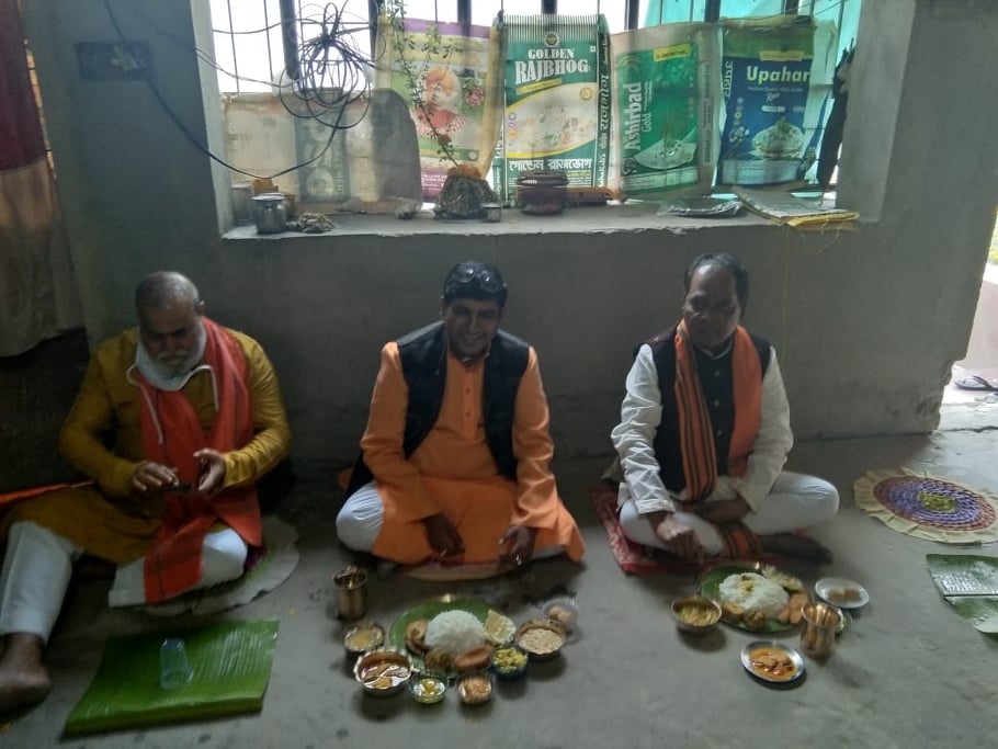 মেমারিতে পদযাত্রা ও সভা, কৃষকের বাড়িতে মধ্যাহ্নভোজ সারলেন বাংলার দুই এমপি