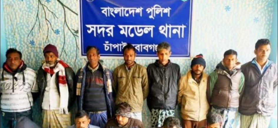 চাঁপাইনবাবগঞ্জ বারঘরিয়া চুনারীপাড়ায় পুলিশের অভিযানে ১৩ জন জুয়াড়ি গ্রেপ্তার