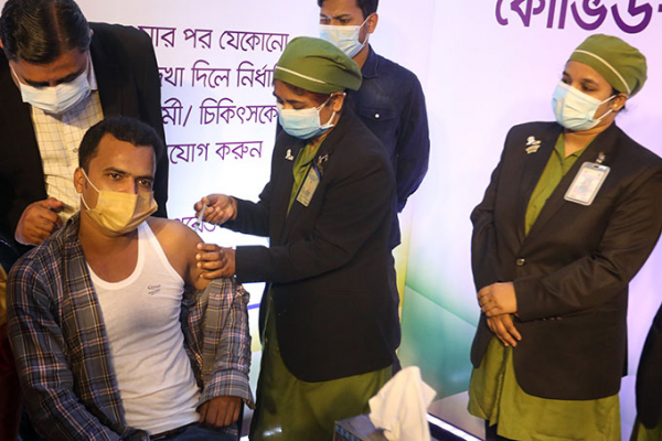 প্রথম দিনে করোনা ভাইরাসের টিকা নিয়েছেন ২৬ জন