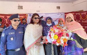 চাঁপাইনবাবগঞ্জের নারায়নপুরে পুলিশ নারী কল্যাণ সমিতি (পুনাক) এর আয়োজনে শীতবস্ত্র বিতরণ