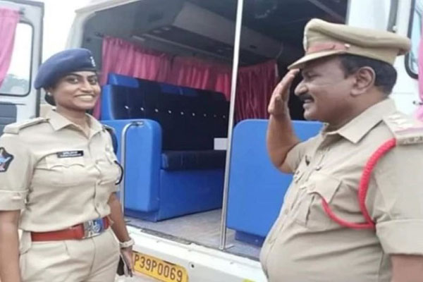 ভারতের অন্ধ্রপ্রদেশে কর্মস্থলে দেখা হতেই মেয়েকে স্যালুট করলেন বাবা