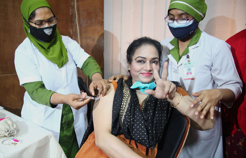 প্রথম দিনেই টিকা নিলেন ৩১ হাজার, পার্শ্বপ্রতিক্রিয়া ২১ জনের