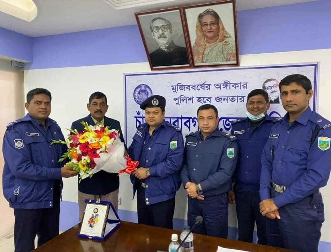 চাঁপাইনবাবগঞ্জ পুলিশ সুপার আবেগঘন পরিবেশে বিদায় দিলেন পুলিশ পরিদর্শক রফিকুলকে