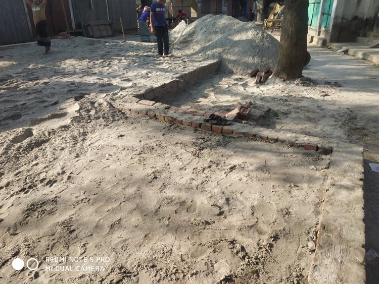 চাঁপাইনবাবগঞ্জের রামচন্দ্রপুরহাটে অপরিকল্পিত ভাবে শেড তৈরি।। “যেনো নেই কাজ তো-খৈ ভাজ”