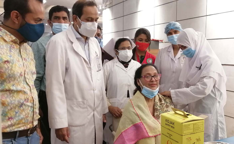 করোনার টিকা নিলেন ৯ লাখের বেশি, পার্শ্বপ্রতিক্রিয়া ৪২৬ জনের