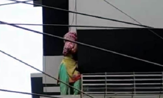 রাজধানীর কাটাসুর এলাকাতে পাঁচতলার কার্নিশ থেকে গৃহকর্মী উদ্ধার