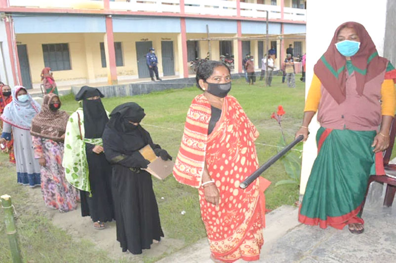 চলছে ৫৫ পৌরসভায় ভোট