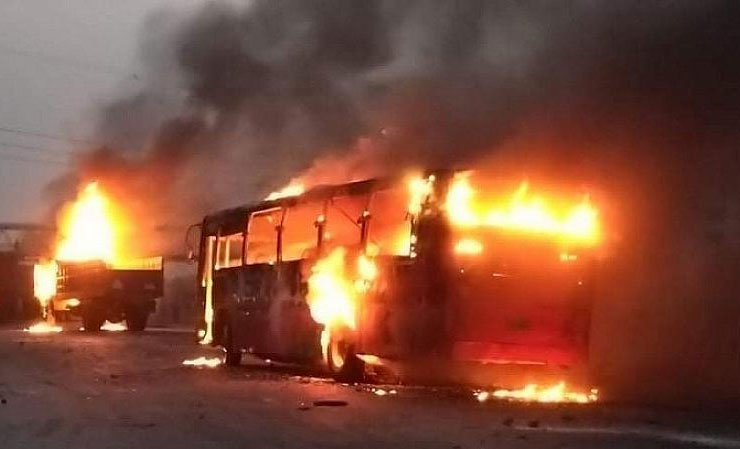 হেফাজতে ইসলামের ডাকা সকাল-সন্ধ্যা হরতালে নারায়ণগঞ্জে ৯ ট্রাক-পিকআপ-বাসে আগুন