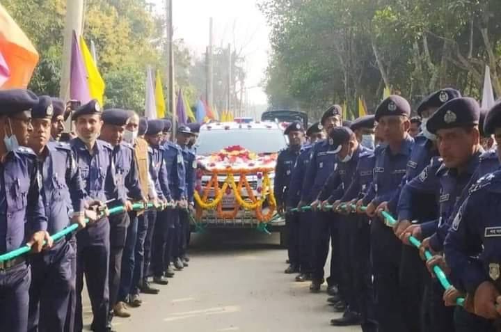 ফুল সজ্জিত গাড়িতে জামালপুর ছাড়লেন এসপি দেলোয়ার হোসেন