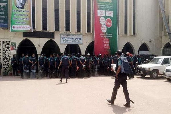 বায়তুল মোকাররম প্রাঙ্গণে সংঘর্ষ: টিয়ারশেল নিক্ষেপ-সাংবাদিকসহ আহত অনেকে