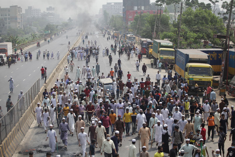 নারায়ণগঞ্জের সিদ্ধিরগঞ্জস্থ সাইনবোর্ড এলাকায় হেফাজত-পুলিশ সংঘর্ষে গুলিবিদ্ধ ২, শতাধিক গাড়ি ভাঙচুর