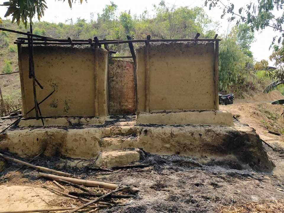 অভিযোগ উঠেছে লামায় ফাইতংয়ে আগুন দিয়ে বসতবাড়ি পুড়ে ছাই