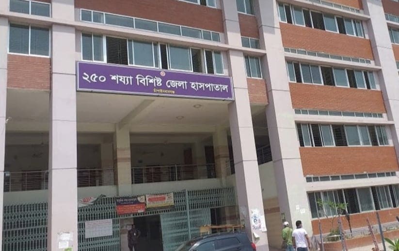 চাঁপাইনবাবগঞ্জ সদর হাসপাতাল থেকে একসাথে ৫ চিকিৎসককে ঢাকায় বদলী।। মূখ থুবরে পড়বে করোনা ইউনিট