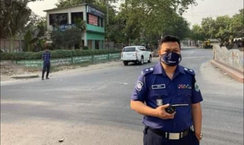 লকডাউন কঠোরভাবে কার্যকর নিশ্চিত করতে চাঁপাইনবাবগঞ্জ জেলা পুলিশ তৎপর, রাস্তার মোড়গুলোতে টহল