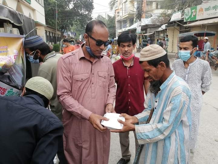 ক্লিন সিরাজগঞ্জ গ্রীন সিরাজগঞ্জ কর্তৃক ইফতার সামগ্রী বিতরণ
